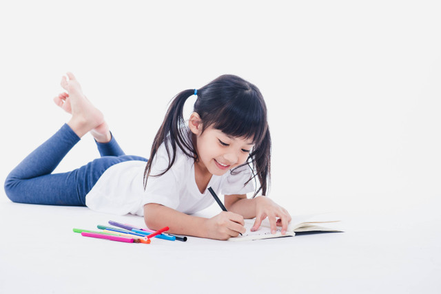 Ilustrasi anak menulis cerita liburan di rumah saja. Foto: BlackJackPhoto/Shutterstock