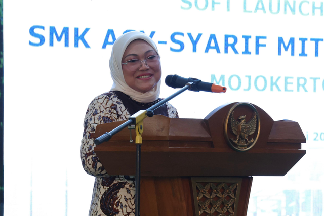 Menteri Ketenagakerjaan, Ida Fauziyah pada peluncuran awal SMK Asy-Syarif Mitra Industri di Mojokerto, Jawa Timur pada Sabtu (22/6/2024). Foto: Dok. Kemnaker