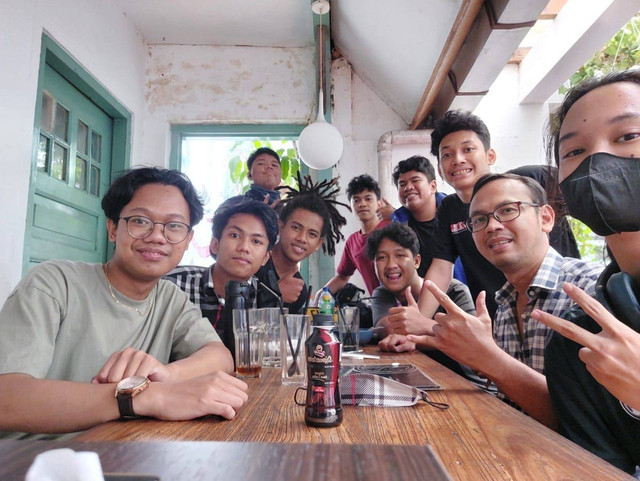 Seorang wali kelas SMA (kanan no.2) dengan murid-muridnya yang sudah menjadi alumni. Sumber: Dokumentasi Pribadi
