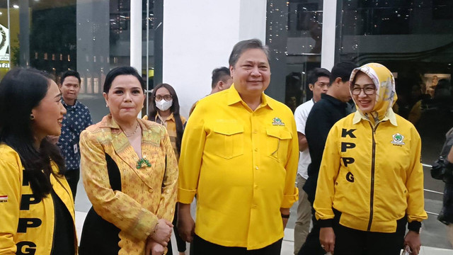 Ketua Umum Partai Golkar Airlangga Hartarto tiba di kantor DPP Partai Golkar, Slipi, Jakarta Barat, Minggu (23/6/2024). Foto: Fadlan Nuril Fahmi/kumparan