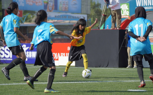 Pemain andalan SDN 043 Cimuncang C, Sandrina Rachelia Suprapto melepaskan tembakan ke arah gawang lawan pada pertandingan final KU 12. Foto: Dok. MilkLife Soccer Challenge