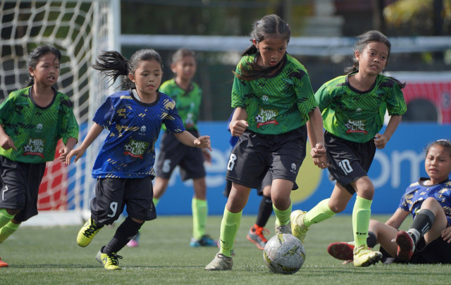 Pemain andalan SDN 085 Ciumbuleuit, Naya Aisha Kirana melepaskan tembakan ke arah gawang lawan pada pertandingan final KU 10 MilkLife Soccer Challenge Bandung. Foto: Dok. MilkLife Soccer Challenge