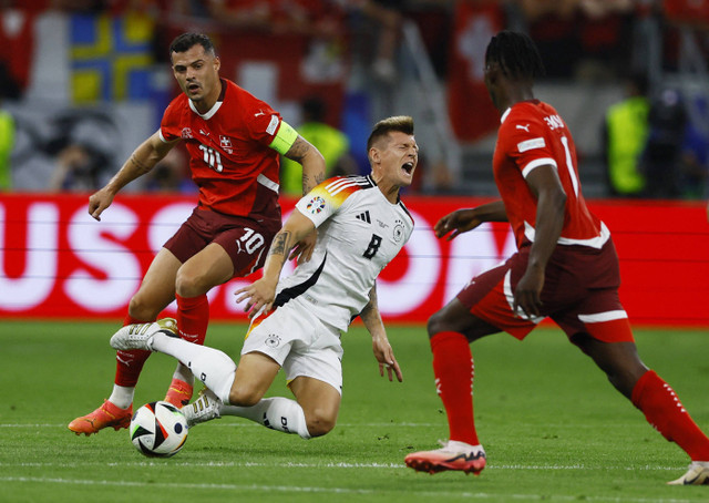 Duel Granit Xhaka dan Toni Kroos saat Swiss vs Jerman dalam laga terakhir Grup A Piala Eropa 2024 di Frankfurt Arena pada Senin (24/6) dini hari WIB. Foto: REUTERS/Thilo Schmuelgen