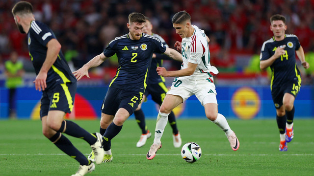 Duel Anthony Ralston dengan Roland Sallai saat Skotlandia vs Hongaria dalam laga terakhir Grup A Piala Eropa 2024 di Stuttgart Arena pada Senin (24/6) dini hari WIB. Foto: REUTERS/Lee Smith