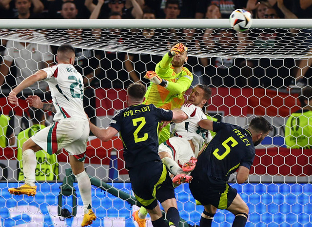 Angus Gunn bertabrakan dengan Barnabas Varga saat Skotlandia vs Hongaria dalam laga terakhir Grup A Piala Eropa 2024 di Stuttgart Arena pada Senin (24/6) dini hari WIB. Foto: REUTERS/Lee Smith