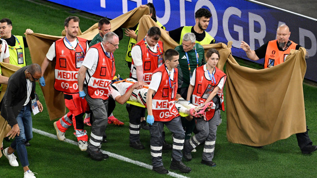 Barnabas Varga ditandu keluar usai bertabrakan dengan Angus Gunn saat Skotlandia vs Hongaria dalam laga terakhir Grup A Piala Eropa 2024 di Stuttgart Arena pada Senin (24/6) dini hari WIB. Foto: REUTERS/Angelika Warmuth