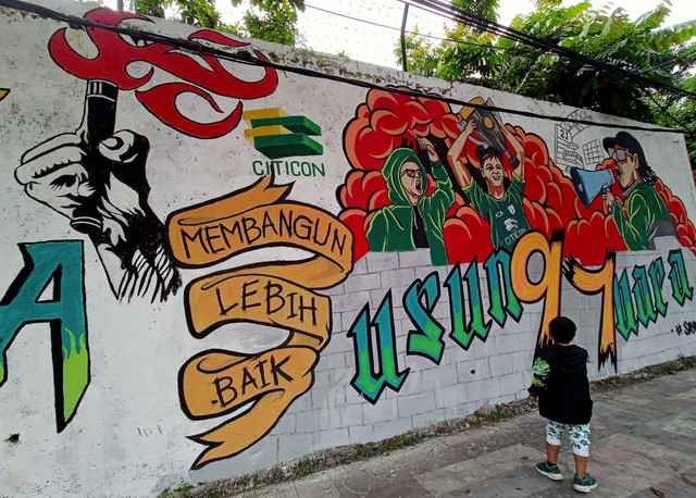 Mural 'Usung Juara' karya komunitas bonek dari tribun Gate Jhoner 21. Foto: Masruroh/Basra