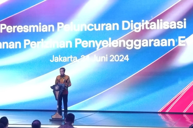 Presiden Republik Indonesia, Joko Widodo dalam acara peluncuran digitalisasi layanan perizinan penyelenggaraan event di Tribrata Ballrom, Kebayoran Baru, Jakarta Selatan, Senin (24/6/2024). Foto: Zamachsyari/kumparan