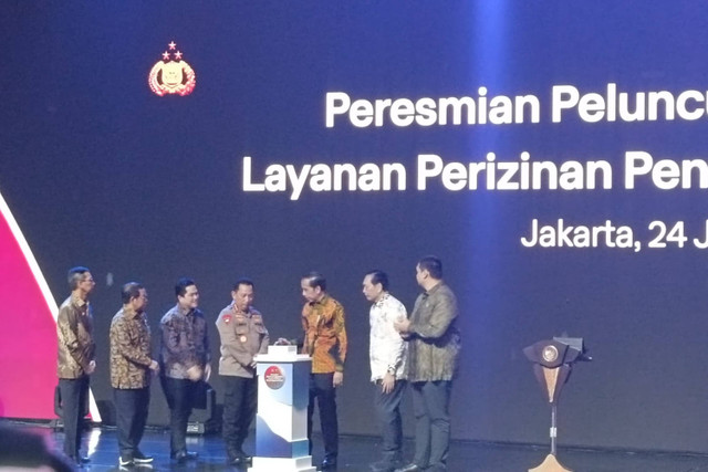 Presiden Republik Indonesia, Joko Widodo dalam acara peluncuran digitalisasi layanan perizinan penyelenggaraan event di Tribrata Ballrom, Kebayoran Baru, Jakarta Selatan, Senin (24/6/2024). Foto: Zamachsyari/kumparan