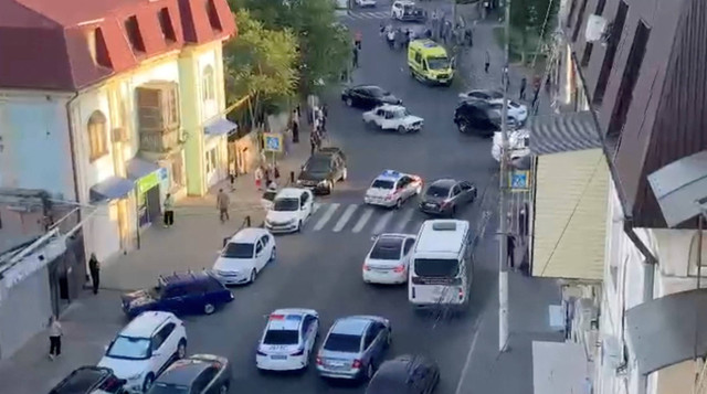 Pemandangan menunjukkan kendaraan layanan darurat di jalan Makhachkala, Dagestan, di Rusia selatan, Minggu (23/6/2024). Foto: REUTERS 