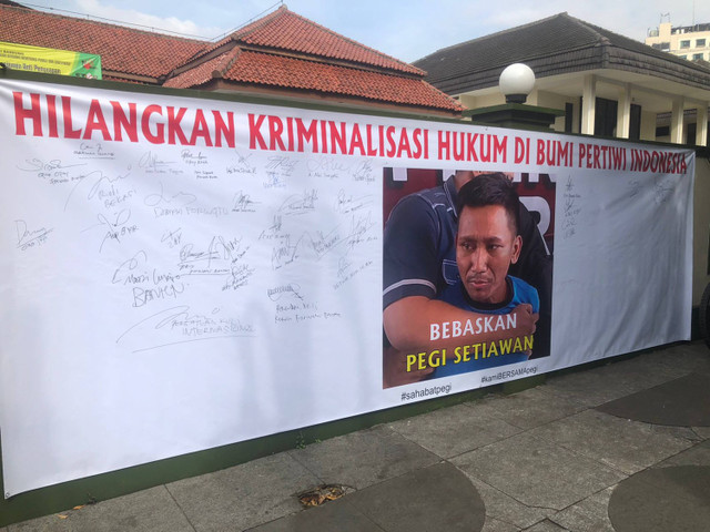 Spanduk solidaritas untuk Pegi Setiawan terbentang di depan PN Bandung, Senin (24/6/2024). Foto: Robby Bouceu/kumparan