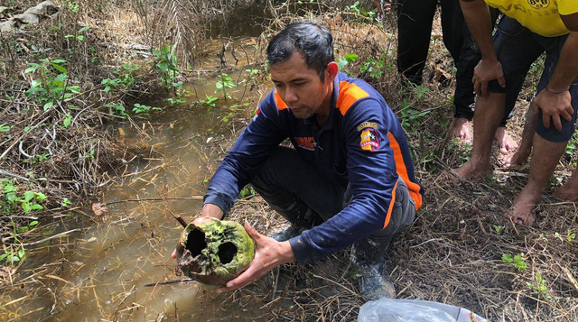 Tengkorak manusia ditemukan warga Sungai Kunyit Mempawah. Foto: M. Zain/Hi!Pontianak