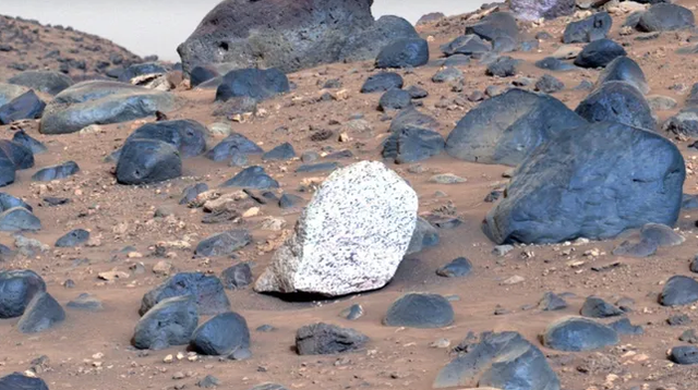 Gambar yang diambil oleh Perseverance NASA saat mengamati Gunung Washburn dan menemukan batu bercahaya Atoko Point. Foto: NASA/JPL-Caltech/University of Arizona