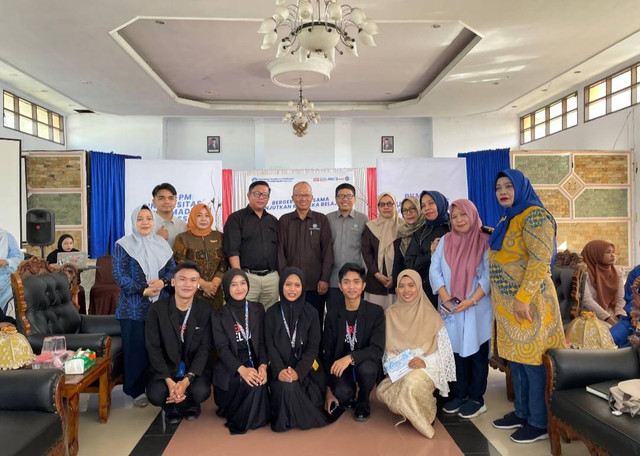 Mahasiswa Unismuh Beri Inovasi Tata Busana bagi Siswi Tunarungu SLBN 1 Makassar