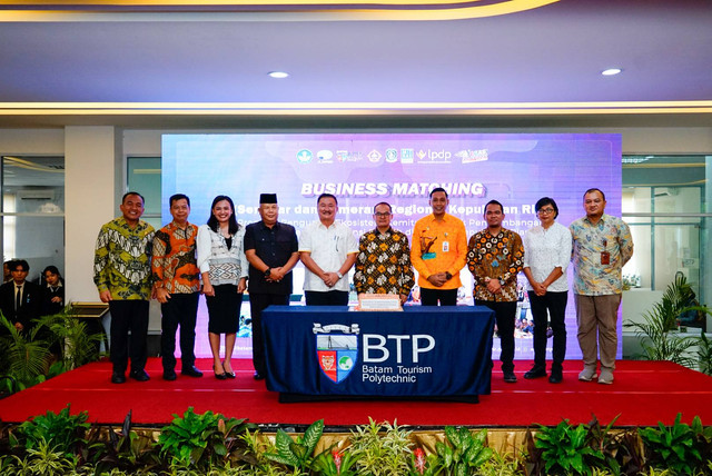 Kepala Dinas bersama tim panelis kegiatan Business Meeting sumber: panitia konsorsium