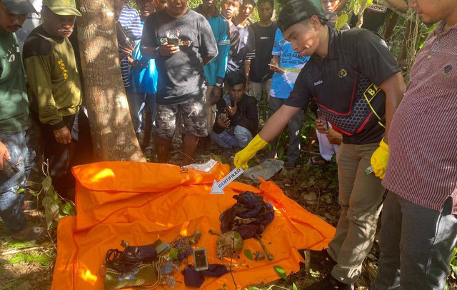 Polisi saat melakukan identifikasi kerangka yang ditemukan di Buton Tengah.