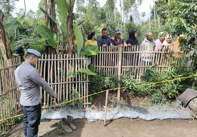 Petugas saat mengecek lokasi tempat kejadian perkara (TKP) ledakan granat latihan di Kampung Babakan Garut, Desa Cisero, Kecamatan Cisurupan, Kabupaten Garut, Senin (24/6/2024). (Foto: dok. Ciremaitoday.com)