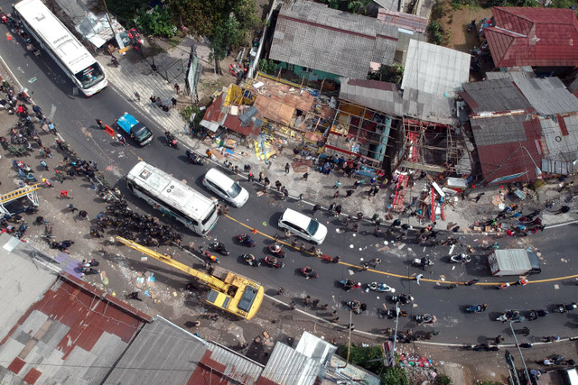 Foto udara pembongkaran lapak Pedagang Kaki Lima (PKL) di Jalan Raya Puncak, Cisarua, Kabupaten Bogor, Jawa Barat, Senin (24/6/2024).  Foto: Yulius Satria Wijaya/ANTARA FOTO