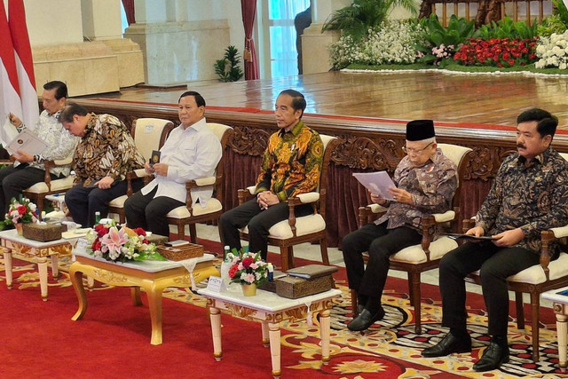 Menhan Prabowo Subianto duduk sejajar dengan jajaran Menko dam Presiden Jokowi saat sidang kabinet paripurna terkait perekonomian terkini di Istana Negara, Jakarta, Senin (24/6/2024). Foto: Zamachsyari/kumparan