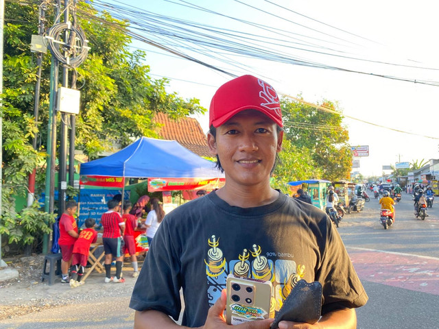 Yuli Istanto, penjual bakso kerikil di Bantul yang bagi-bagi uang lewat TikTok. Foto: Resti Damayanti/Pandangan Jogja