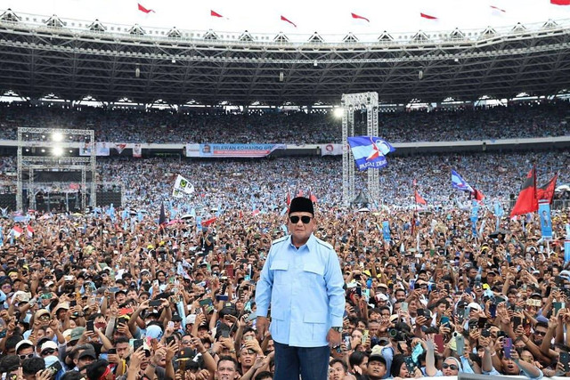 Prabowo Subianto berfoto bersama ribuan pendukungnya saat berkampanye (sumber https://www.instagram.com/prabowo)