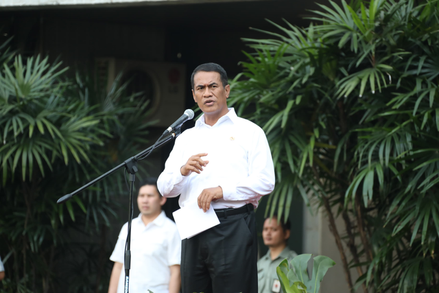 Menteri Pertanian Andi Amran Sulaiman memimpin upacara peringatan Hari Krida Pertanian ke-52 di Lapangan Upacara Kantor Pusat Kementerian Pertanian, Senin (24/6/2024). Foto: Dok. Istimewa