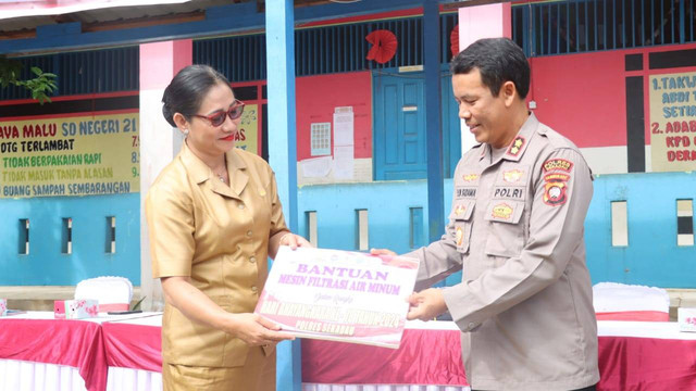 Kapolres Sekadau AKBP I Nyoman Sudama menyerahkan bantuan mesin filtrasi air minum di SDN 21 Sungai Ringin. Foto: Dok. Polres Sekadau