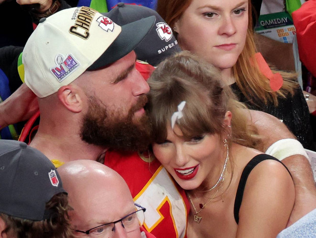 Taylor Swift dan Travis Kelce. Foto: Carlos Barria/REUTERS