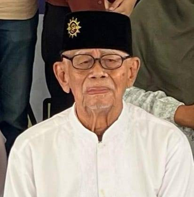 Zaenal Mukhayat Rahman, biasa disapa Mbah Zamura saat menghadiri pertemuan keluarga Trah Kasan Mujari, di SD Muhammadiyah Blora pada 11 April 2024. Foto : Arsip Sofia Bunga