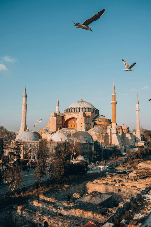 Sumber : https://www.pexels.com/photo/birds-flying-over-hagia-sophia-mosque-15174071/