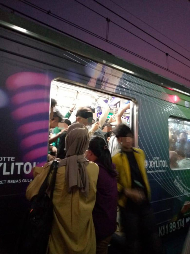 Kepadatan Penumpang di Stasiun Pondok Ranji, Sumber: Dinda Nur Oktavia