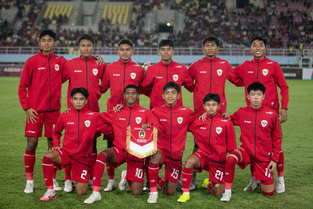 Pemain Timnas Indonesia berfoto bersama sebelum bertanding melawan Timnas Filipina pada laga penyisihan grup A Piala AFF U-16 di Stadion Manahan, Solo, Jawa Tengah, Senin (24/6/2024). Foto: Mohammad Ayudha/ANTARA FOTO