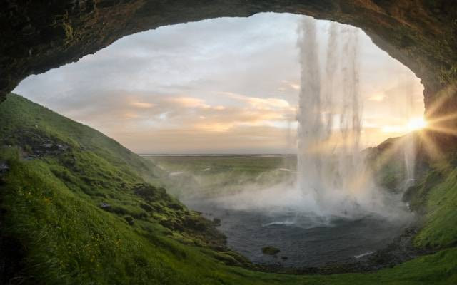 Curug Pletuk. Foto hanyalah ilustrasi, bukan tempat sebenarnya. Sumber: unsplash/Joshua Sortino.