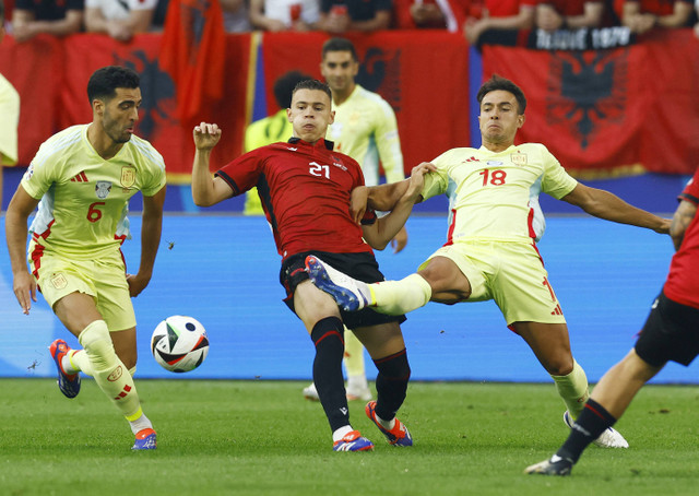 Duel Kristjan Asllani dengan Mikel Merino dan Martin Zubimendi saat Albania vs Spanyol dalam laga terakhir Grup B Piala Eropa 2024 di Dusseldorf Arena, Jerman, pada Selasa (25/6) dini hari WIB. Foto: REUTERS/Piroschka Van De Wouw