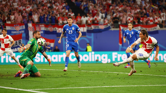 Detik-detik Gianluigi Donnarumma gagal cegah gol Luka Modric di situasi open play saat Kroasia vs Italia dalam laga terakhir Grup B Piala Eropa 2024 di Leipzig Stadium, Jerman, pada Selasa (25/6) dini hari WIB. Foto: REUTERS/Lisi Niesner