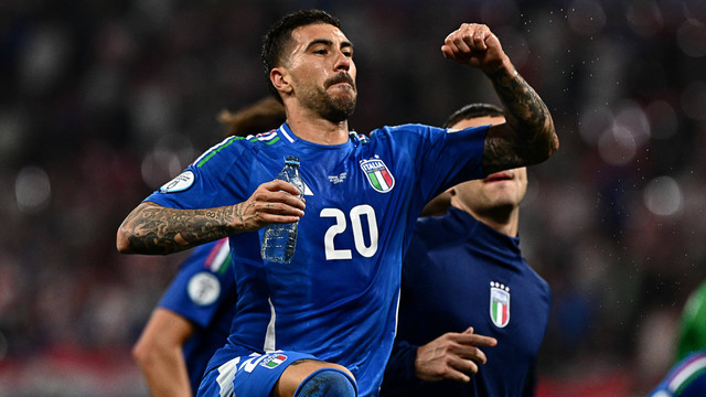 Selebrasi Mattia Zaccagni usai cetak gol saat Kroasia vs Italia dalam laga terakhir Grup B Piala Eropa 2024 di Leipzig Stadium, Jerman, pada Selasa (25/6) dini hari WIB. Foto: GABRIEL BOUYS / AFP