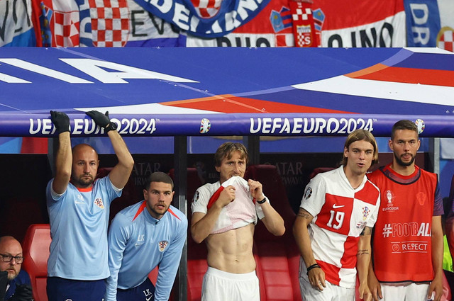 Raut kecewa Luka Modric usai saat Kroasia vs Italia dalam laga terakhir Grup B Piala Eropa 2024 di Leipzig Stadium, Jerman, pada Selasa (25/6) dini hari WIB. Foto: REUTERS/Lee Smith