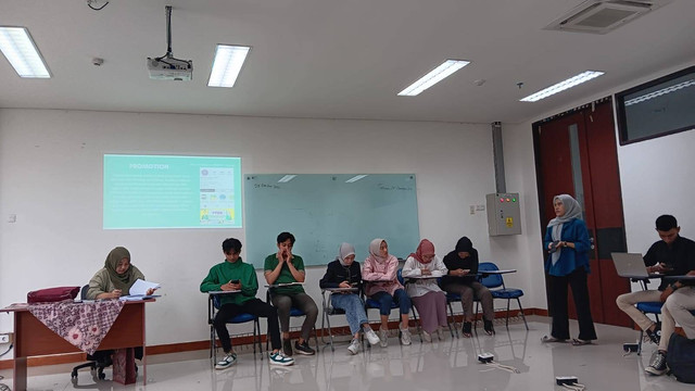 Kegiatan Presentasi di Kelas dengan Memanfaatkan Media Visual. Sumber: Dokumentasi Pribadi.