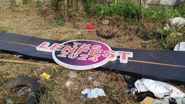 Papan bertuliskan TNG Lenfest 2024 bekas konser Lentera Festival di lapangan sepak bola Pasar Kemis, Pasar Kemis, Kabupaten Tangerang, Selasa (25/6/2024). Foto: Fadlan Nuril Fahmi/kumparan