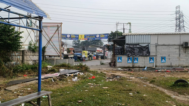 Satu-satunya akses keluar-masuk lapangan sepak bola Pasar Kemis, Kabupaten Tangerang, Selasa (25/6/2024). Foto: Fadlan Nuril Fahmi/kumparan