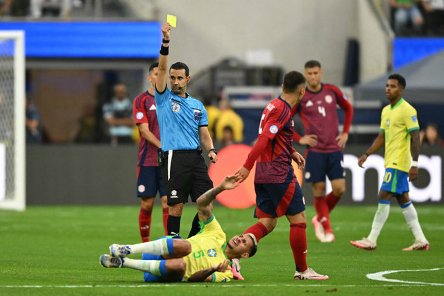 Penyerang Kosta Rika Manfred Ugalde mendapat kartu kuning selama pertandingan sepak bola grup D turnamen Copa America Conmebol 2024 antara Brasil dan Kosta Rika di Stadion SoFi di Inglewood, California, Selasa (25/6/2024). Foto: Patrick T. Fallon/AFP 