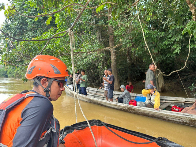 Tim SAR saat melakukan pencarian di lokasi tenggelamnya korban. Foto: Dok. SAR Pontianak