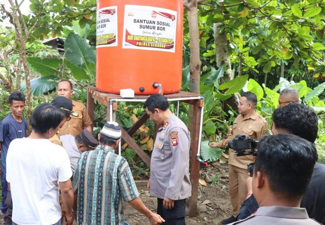 Kapolres Sekadau menyerahkan bantuan sosial sumur bor untuk warga Kemawan. Foto: Dok. Polres Sekadau