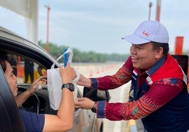 Hutama Karya menggelar operasi kampanye SETUJU (Selamat Sampai Tujuan) kepada pengguna jalan tol. Foto: Dok. Hutama Karya