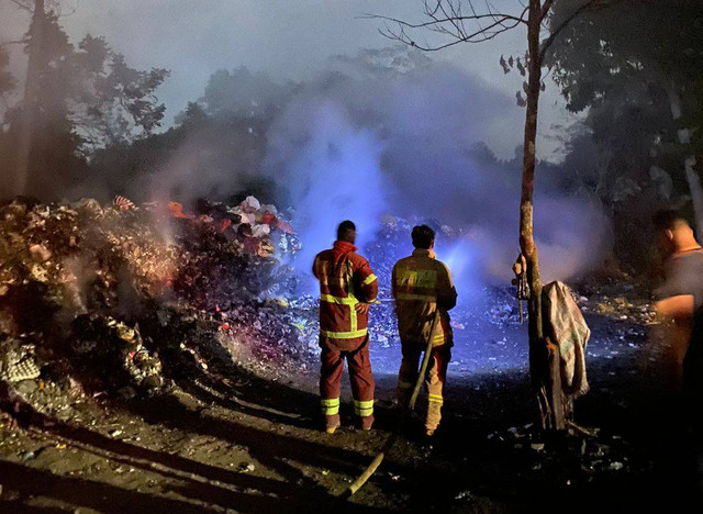 Petugas memadamkan kebakaran di TPS Desa Sukamukti. Foto Istimewa