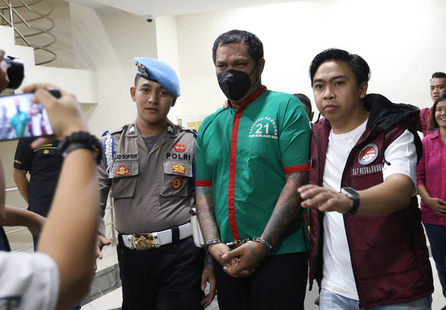 Tersangka Virgoun saat dihadirkan konferensi pers terkait penyalahgunaan narkotika di Metro Polres Jakarta Barat, Jakarta, Selasa, (25/6/2024).  Foto: Agus Apriyanto