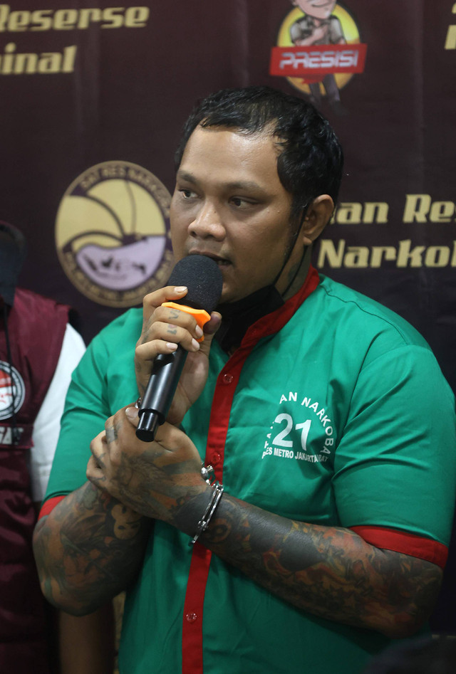 Tersangka Virgoun saat dihadirkan konferensi pers terkait penyalahgunaan narkotika di Metro Polres Jakarta Barat, Jakarta, Selasa, (25/6/2024). Foto: Agus Apriyanto