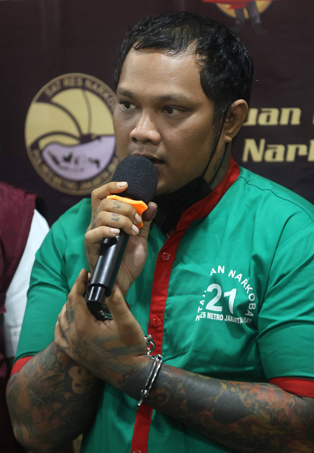 Tersangka Virgoun saat dihadirkan konferensi pers terkait penyalahgunaan narkotika di Metro Polres Jakarta Barat, Jakarta, Selasa, (25/6/2024). Foto: Agus Apriyanto