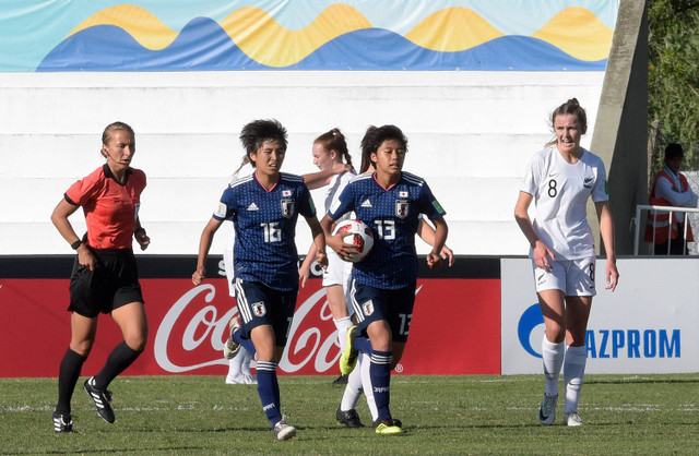 Pemain Jepang Momoka Kinoshita dan Yuzuki Yamamoto berlari ke tengah lapangan setelah gol bunuh diri oleh pemain Selandia Baru selama pertandingan sepak bola perempat final Piala Dunia Wanita U-17 FIFA Uruguay 2018 di stadion Alberto Suppici (24/11). Foto: MIGUEL ROJO/AFP