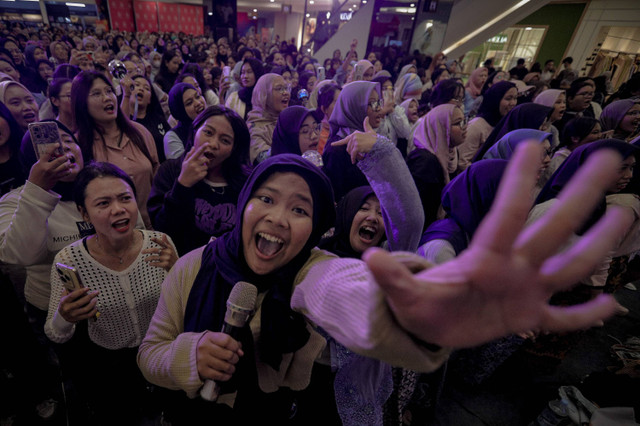 PARA CARAT BERNYANYI - Para Carat bernyanyi bersama saat noraebang di Atrium Mal FX Sudirman. Foto: Jamal Ramadhan/kumparan